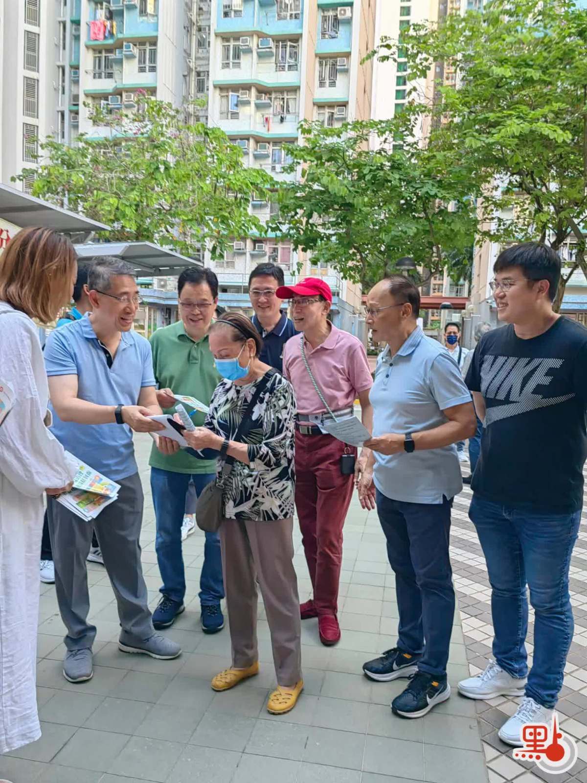 東區民政事務專員陳尚文與「三會」成員在東區的屋邨開設街站。(受訪者提供)