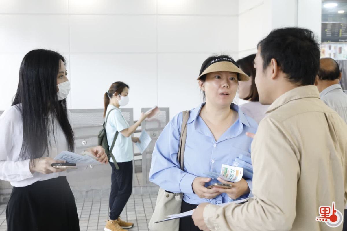 東涌港鐵站，離島的助理民政事務專員謝奕婷(左)聽取市民意見。(受訪者提供)