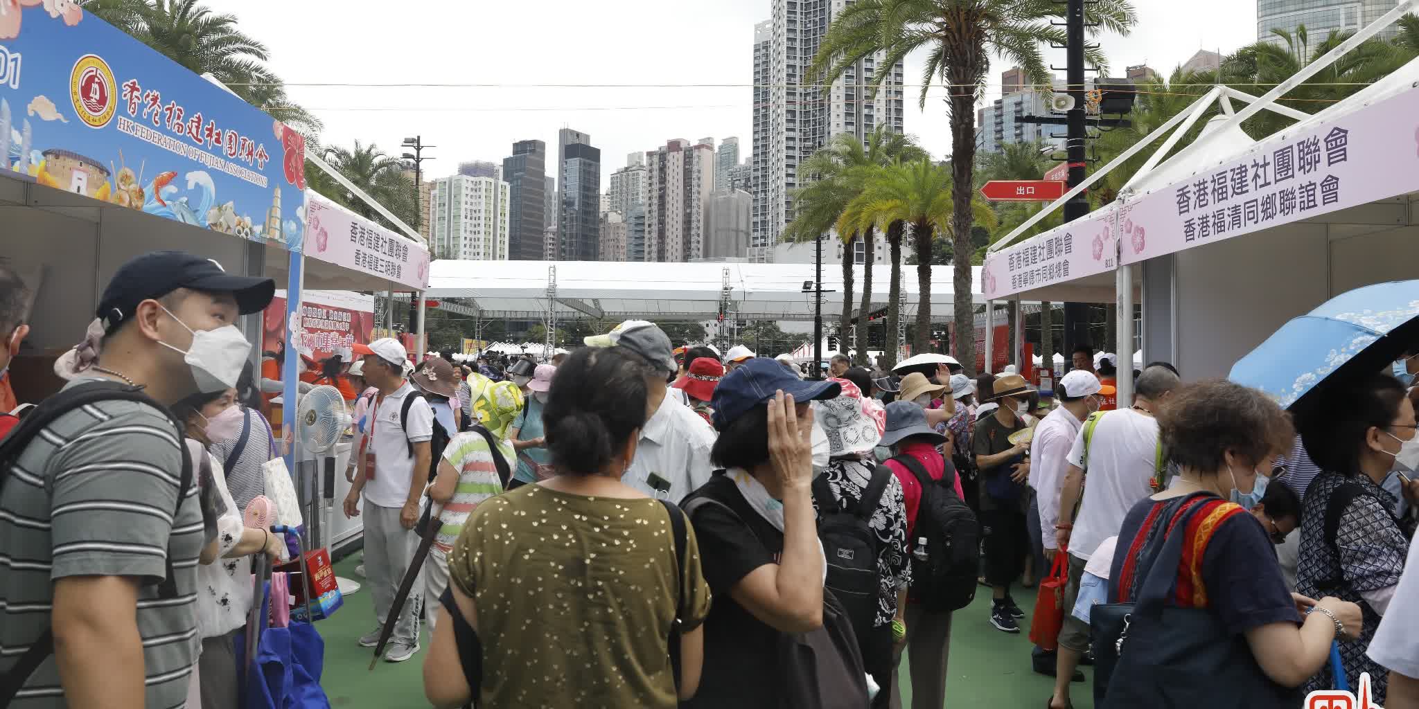 （有片+多圖）家鄉市集｜今維園開鑼　市民拉購物車「血拚」