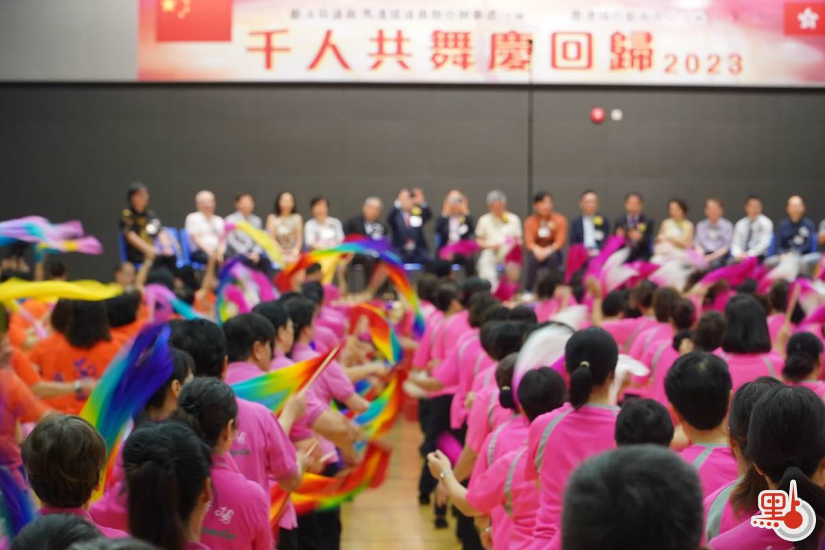 (多圖)翩翩舞姿裙擺飄揚 千人共舞慶回歸 - 港聞 - 點新聞