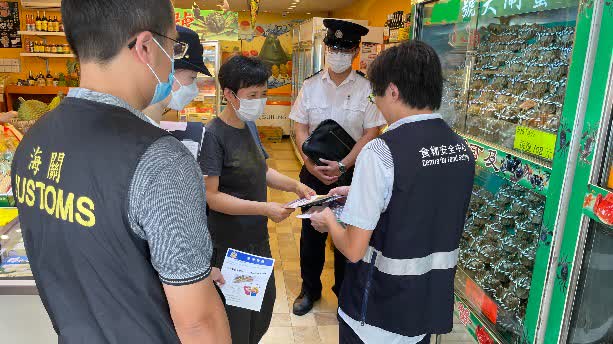 HK Customs and FEHD jointly inspect hairy crab retail outlets