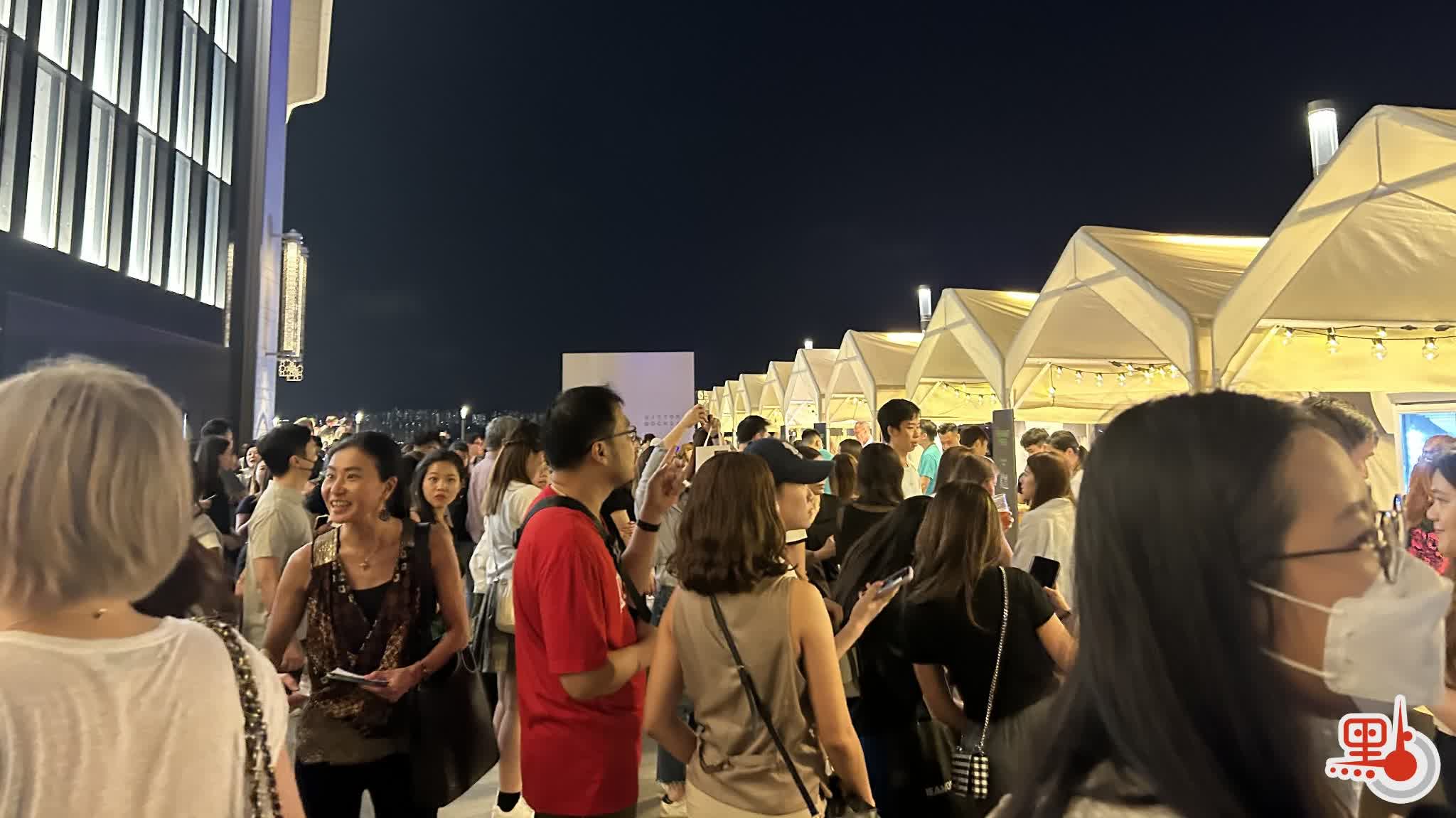 （多圖）香港夜繽紛｜尖沙咀星光夜市人頭攢動　商戶：人流量超預期
