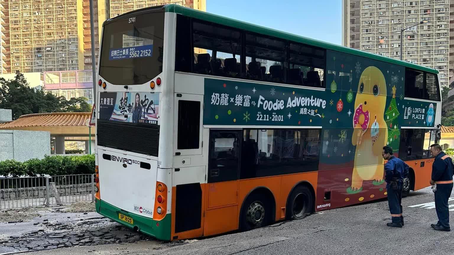Citybus trapped in pothole caused by water pipe burst in Tung Tau Village, Wong Tai Sin