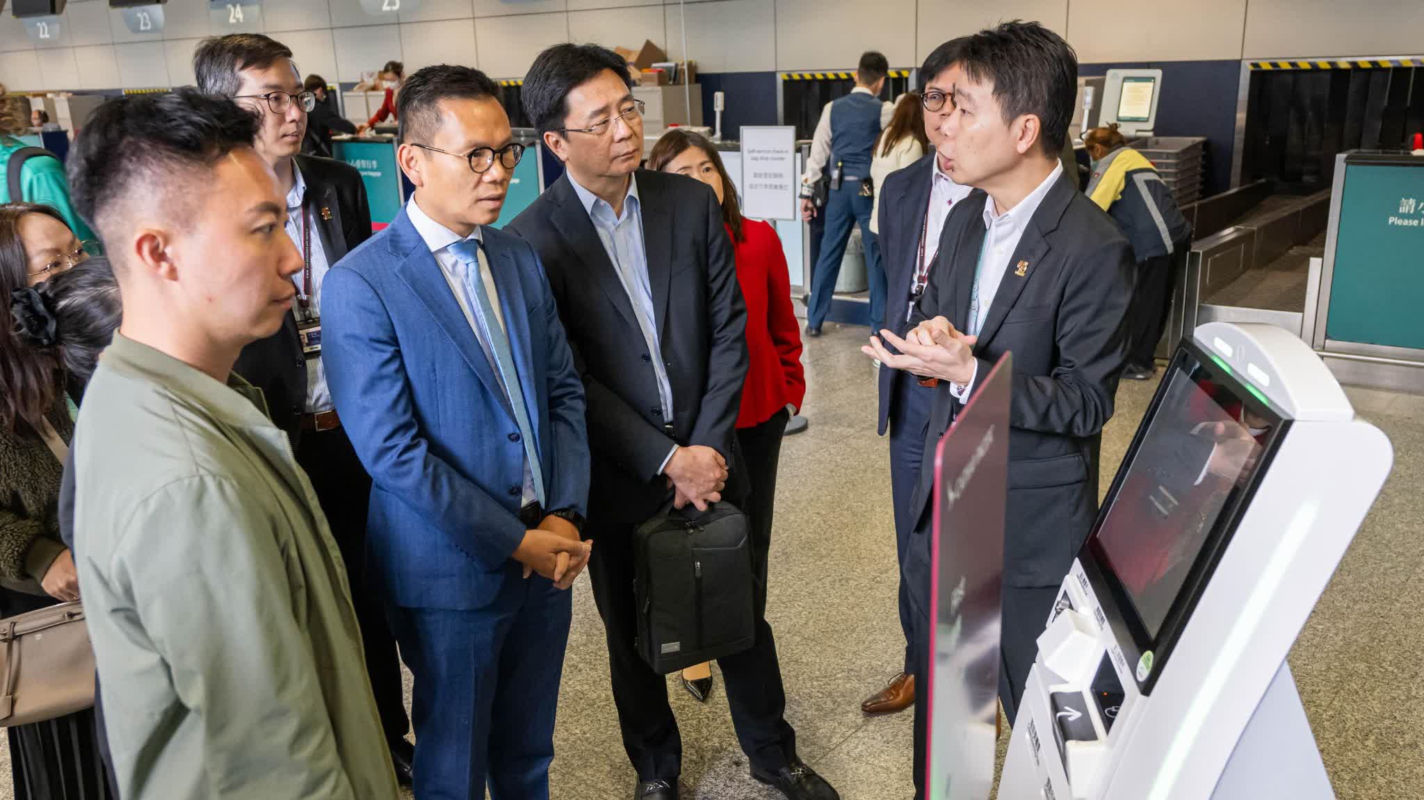 LegCo Panel on Transport visits Airport Express in-town check-in service