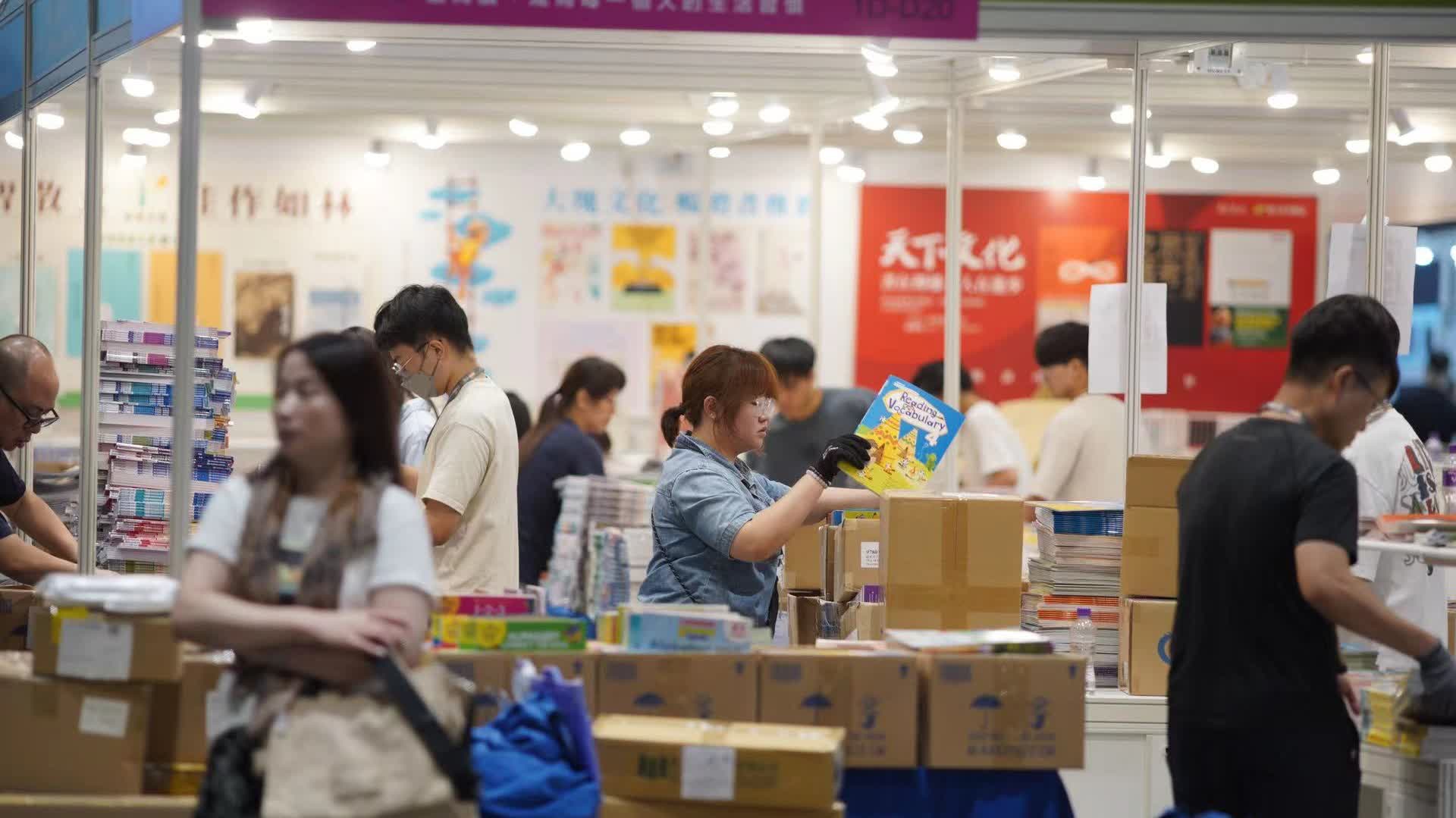 Hong Kong Book Fair sees long queues for entry
