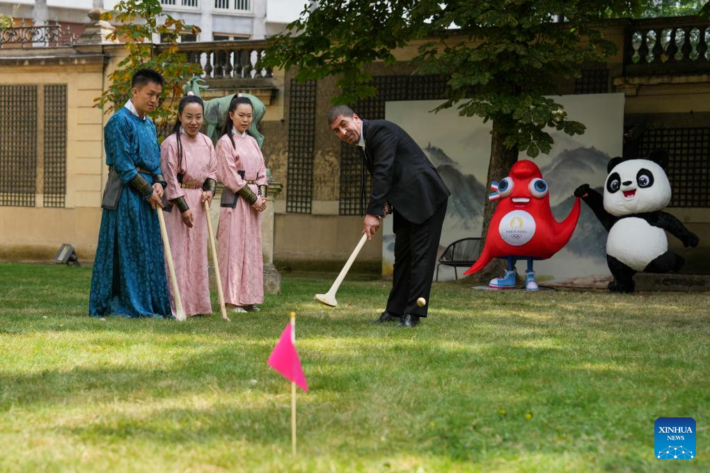 A visitor plays Chuiwan, a traditional Chinese ball-striking game, at the China House in Paris, France, on July 24, 2024. The China House for the Paris 2024 Olympic Games was inaugurated at the Hotel Salomon de Rothschild in Paris on Wednesday. (Xinhua/Ju Huanzong)