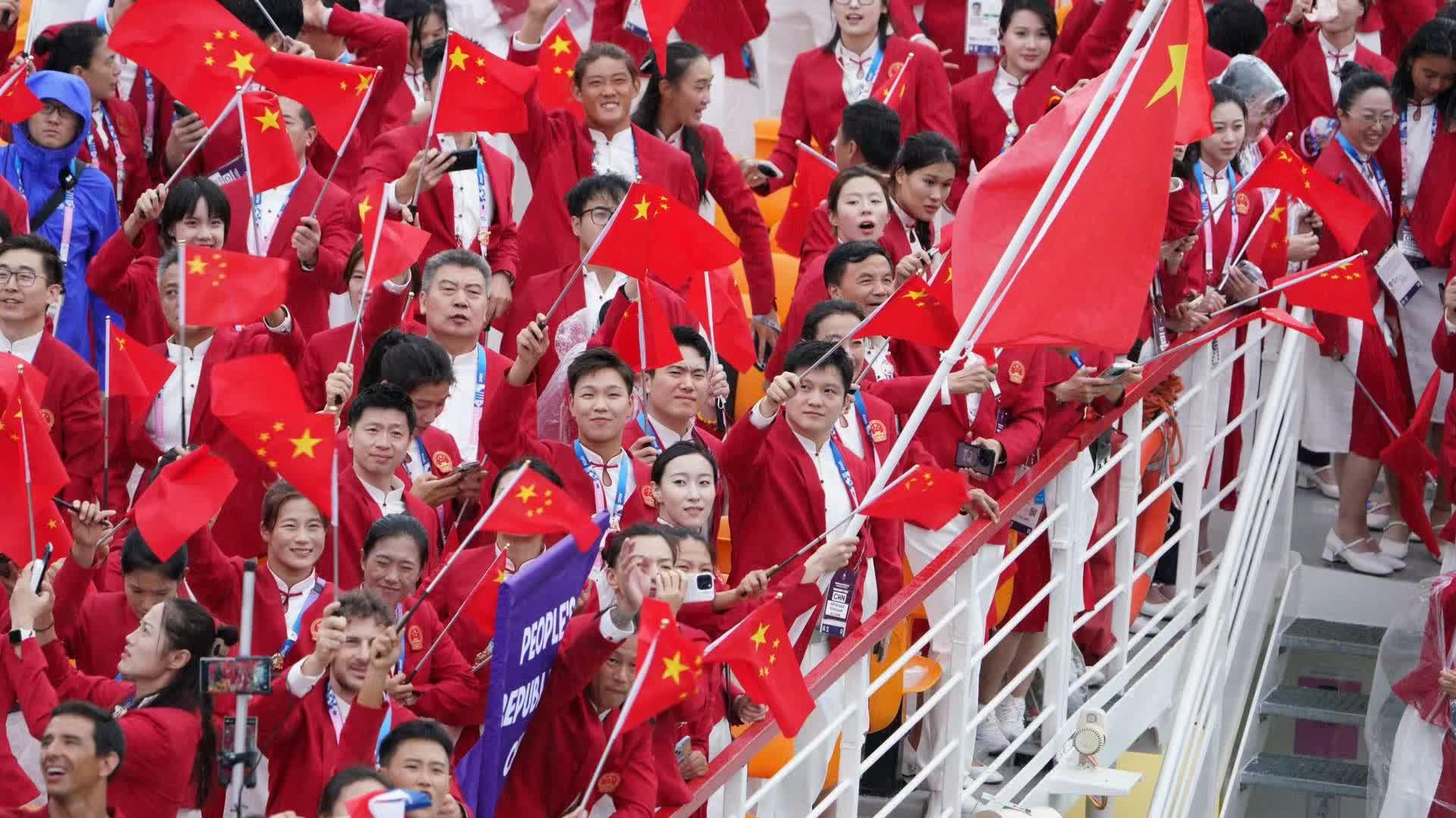 (Photos) Chinese delegation takes boat at opening ceremony of Paris Olympics