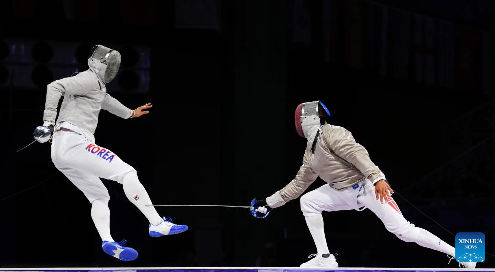 Oh Sanguk (L) of South Korea competes during the Men's Sabre Individual Gold Medal Bout against Fares Ferjani of Tunisia at the Paris 2024 Olympic Games in Paris, France, on July 27, 2024. (Xinhua/Fei Maohua)