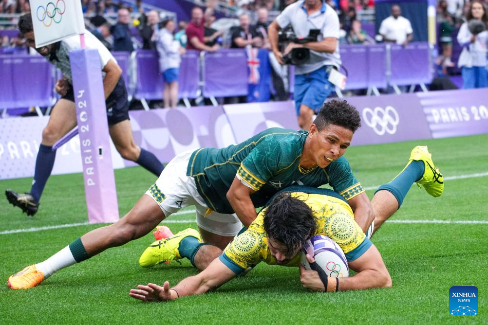 Henry Paterson (R) of Team Australia scores during the men's rugby sevens bronze medal match between South Africa and Australia at the Paris 2024 Olympic Games in Stade de France at Paris, France, on July 27, 2024. (Xinhua/Xu Chang)