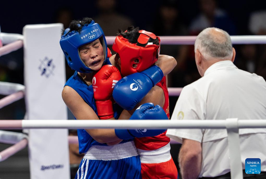 Preeti (R) of India competes against Vo Thi Kim Anh of Vietnam during the boxing women's 54kg preliminaries round of 32 of Paris 2024 Olympic Games in Paris, France, July 27, 2024. (Xinhua/Jiang Wenyao)