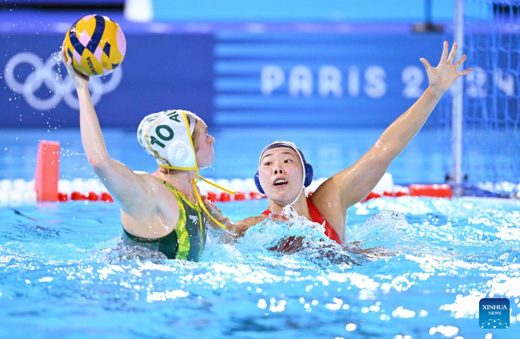 Alice Williams (L) of Australia launches an attack during the women's water polo preliminary round group A match between China and Australia of the Paris 2024 Olympic Games in Paris, France, July 27, 2024. (Xinhua/He Canling)