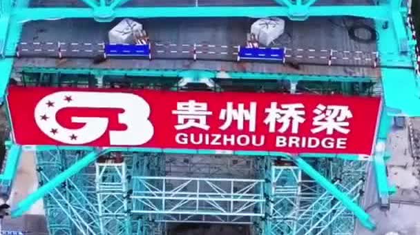 Watch This | First steel-truss beam hoisted on Huajiang Grand Canyon Bridge