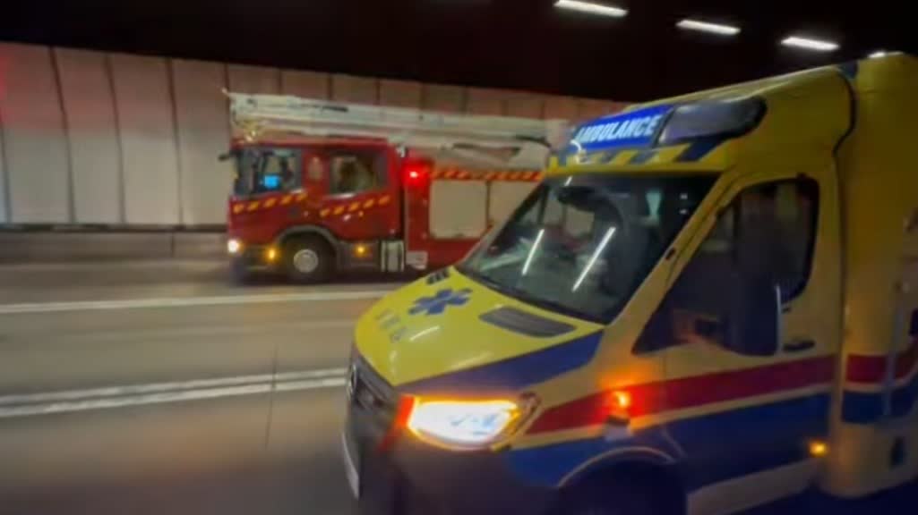 Bus catches fire in Tai Lam Tunnel around midnight, causing over 20 passengers walking 1 km to escape