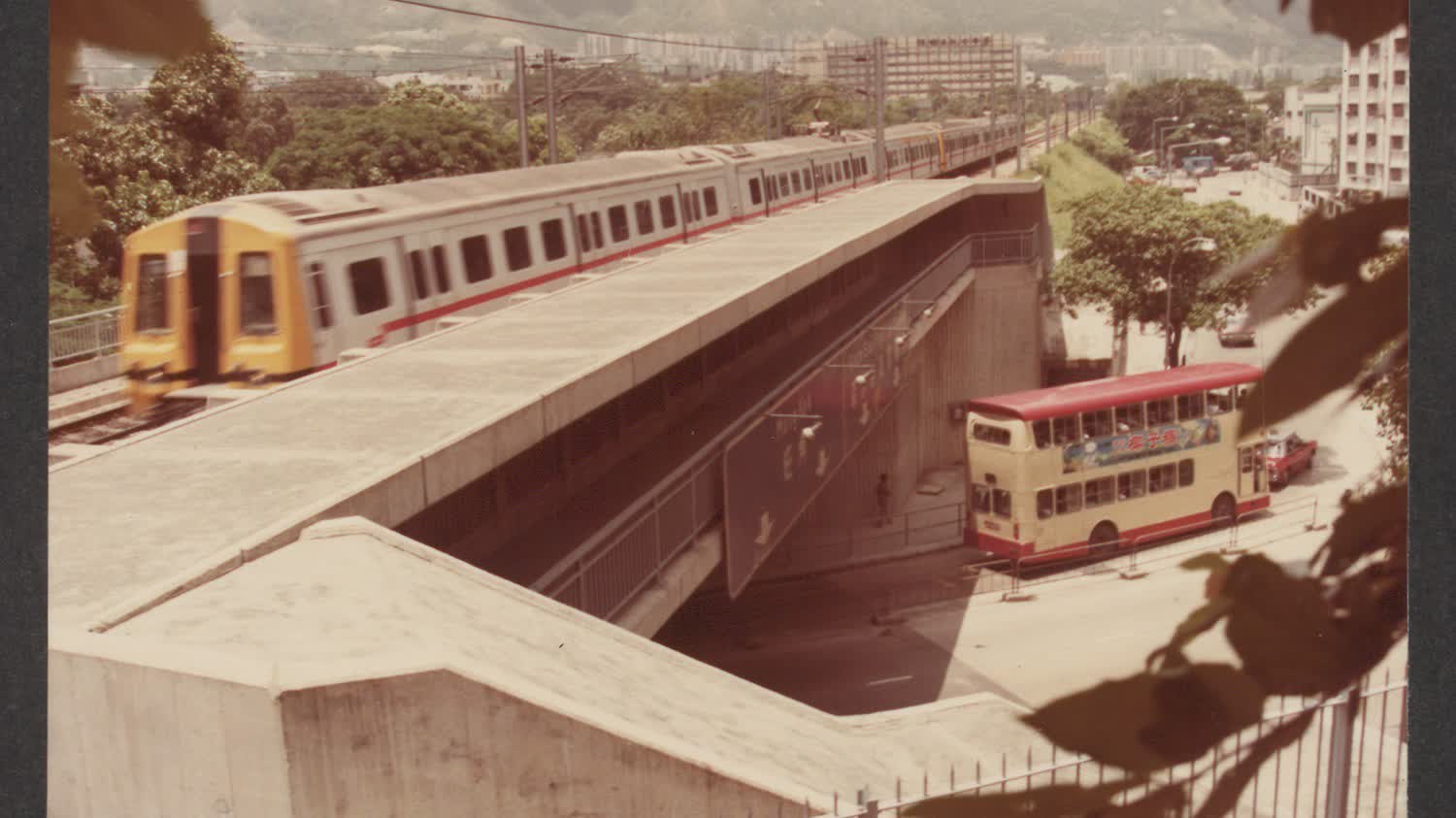 Hung Hom Station to exhibit old KTT train cars, can board to visit