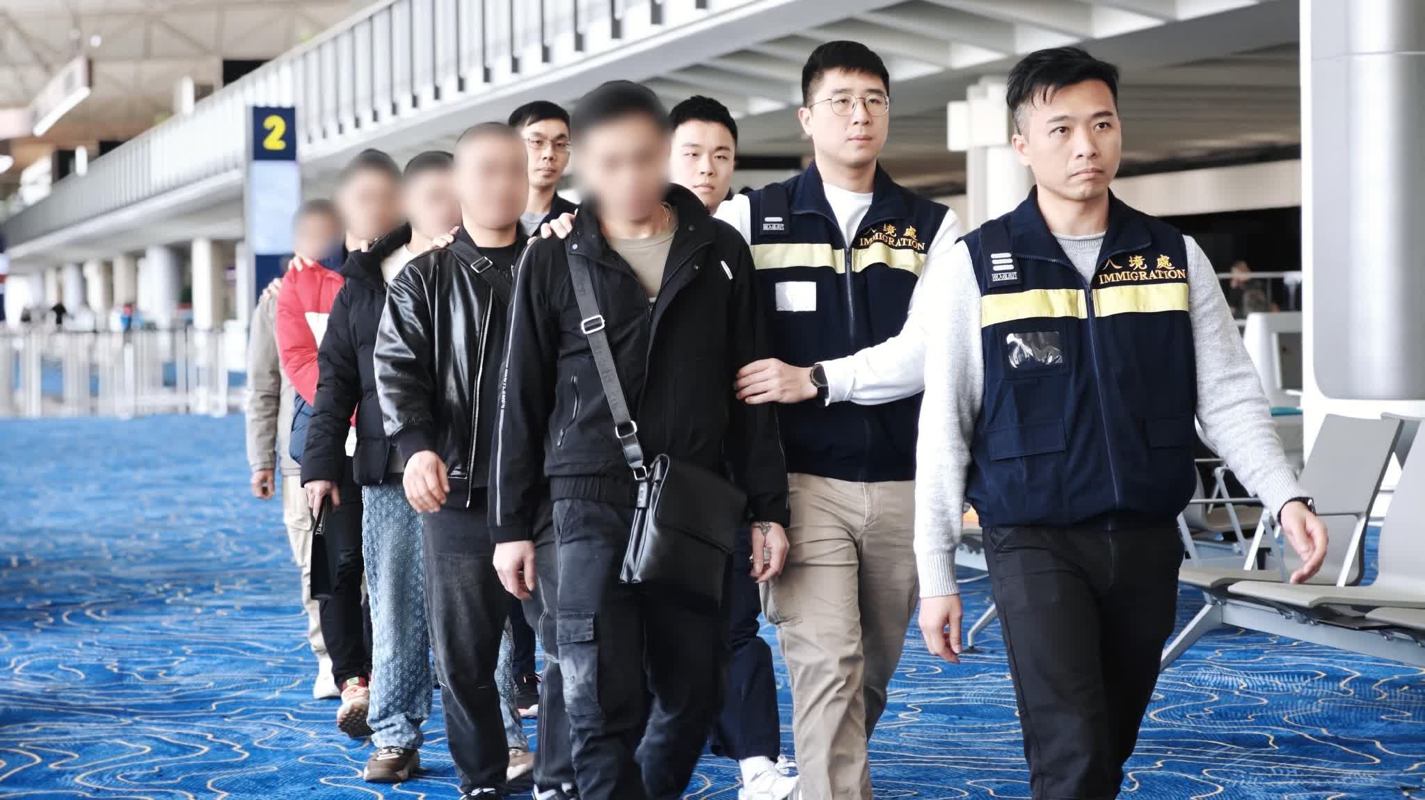 HK Immigration Department repatriates 24 Vietnamese illegal immigrants and overstayers