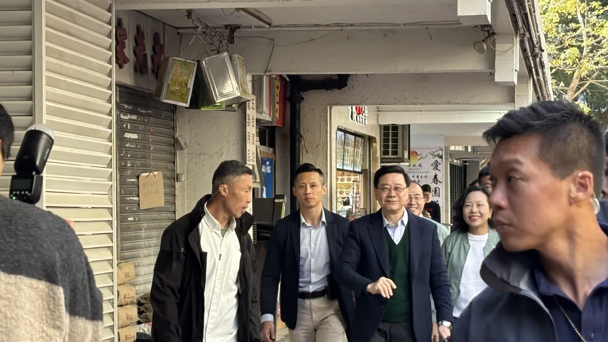 Photos | John Lee visits grassroots families in Oi Man Estate, Ho Man Tin