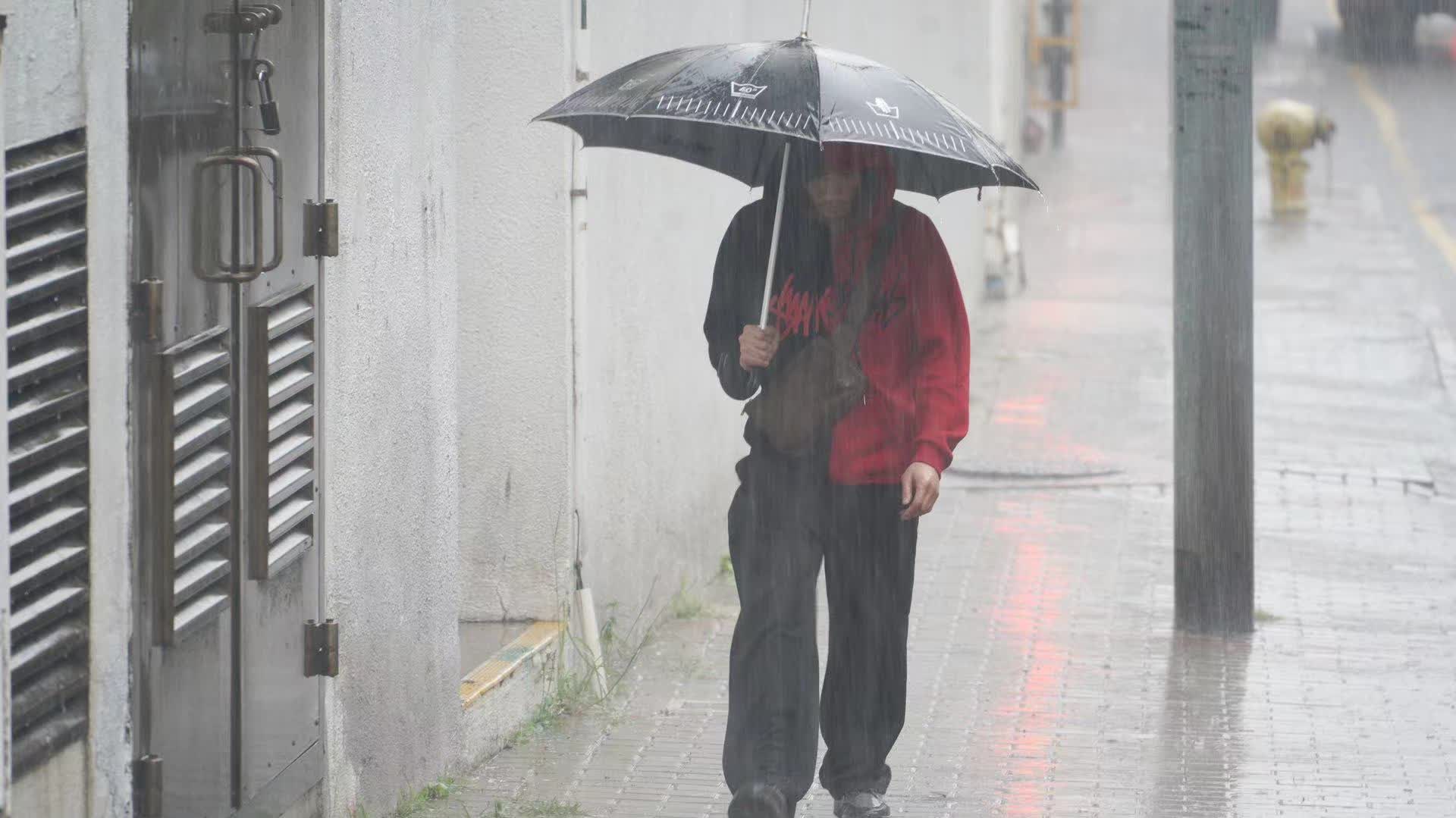 HK Observatory predicts heavy rain, isolated thunderstorms tomorrow