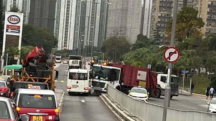 Garbage truck collides with school bus in Sha Tin: No children on board