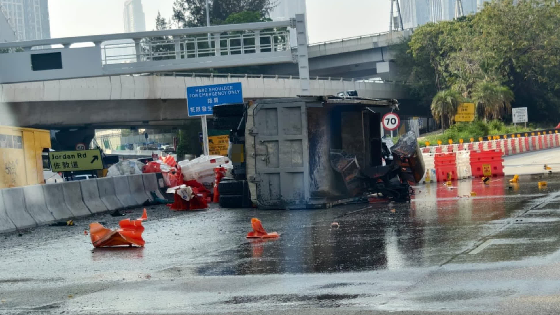 西九龍公路泥頭車撼水馬側翻　運輸署：往西隧部分行車線已解封