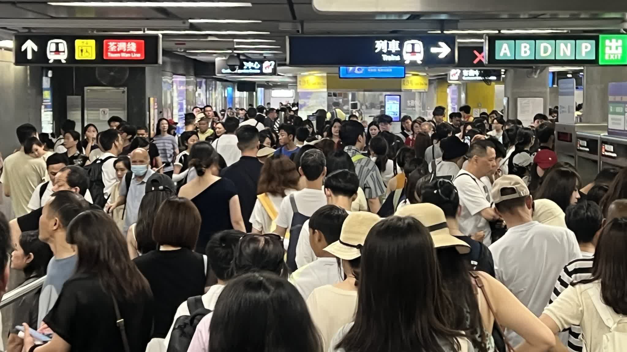 （多圖）直擊五一假期的港鐵站：人頭湧湧　洗手間排長龍
