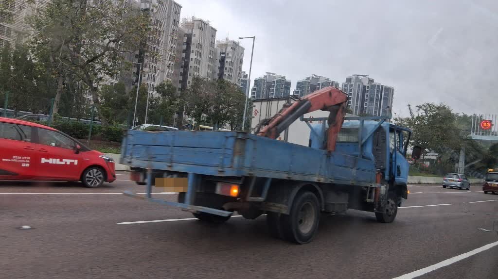 吐露港公路2車相撞　有司機一度夾腳被困