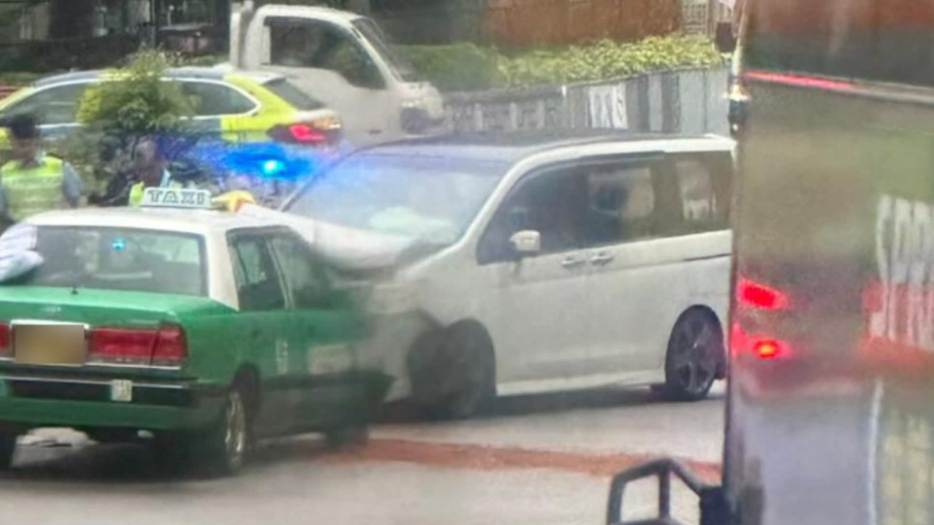 天水圍的士私家車迎頭相撞釀4傷　兩車車頭盡毀