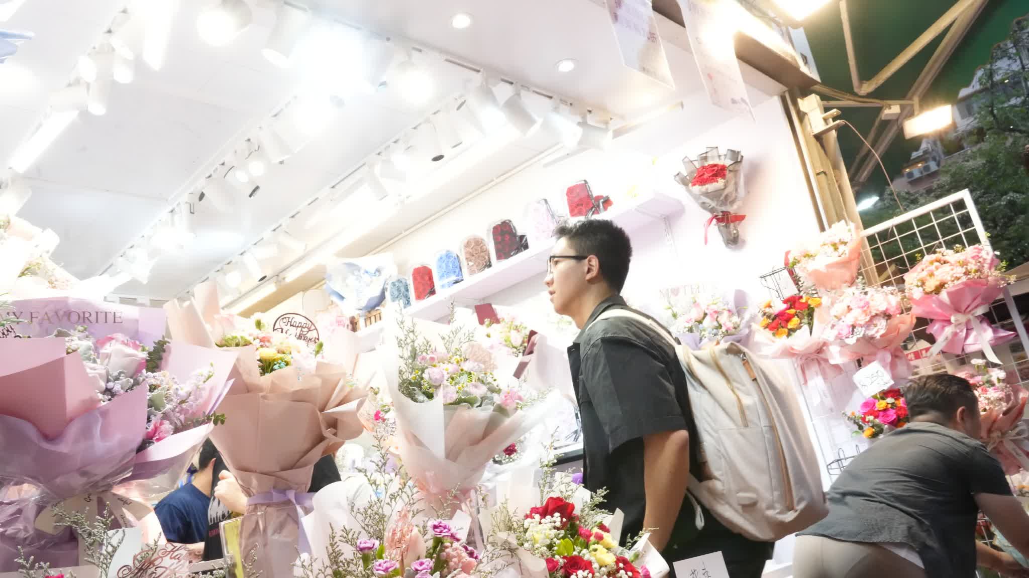 Photos | People buy flowers at Mong Kok for Mother's Day