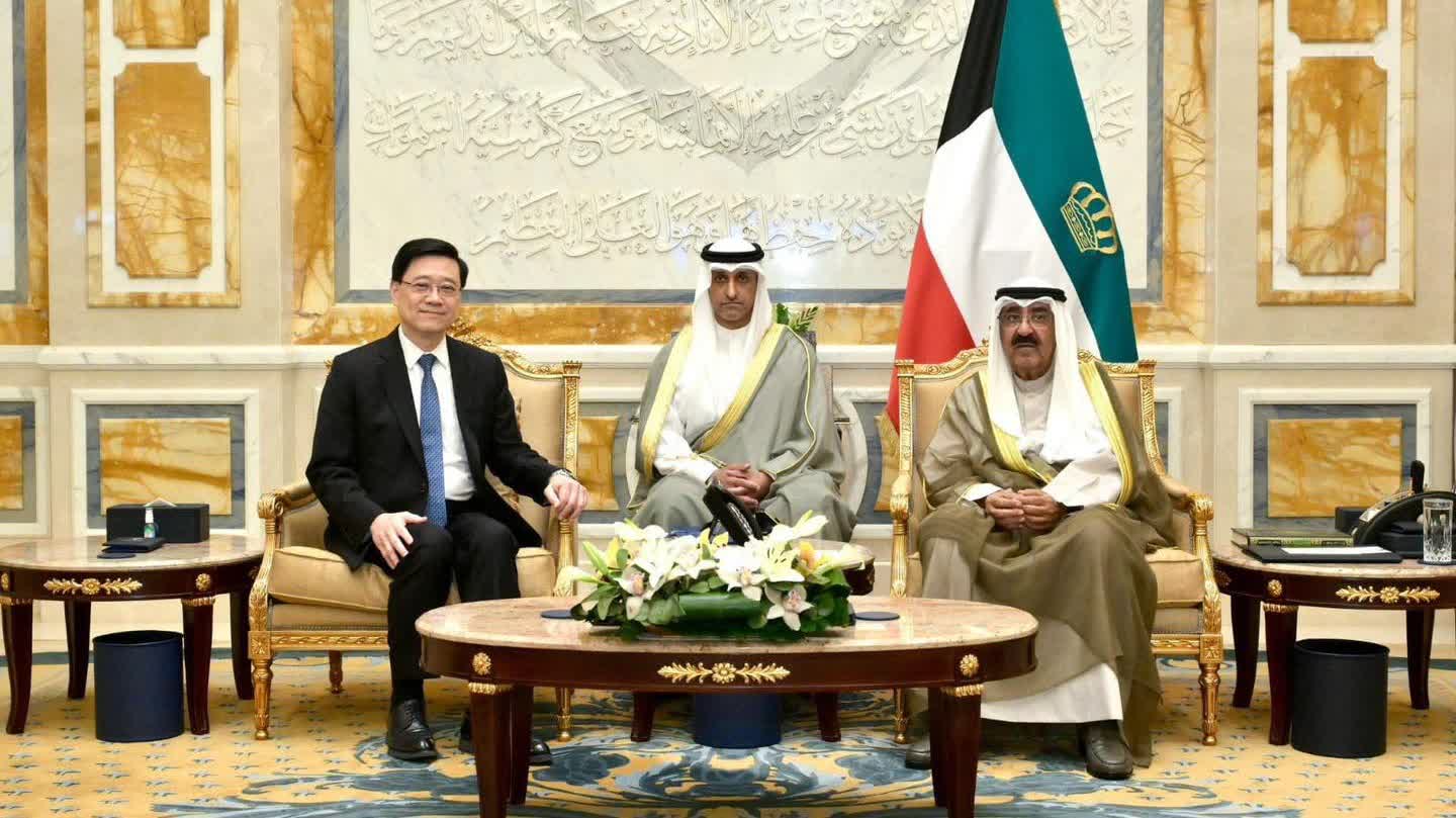 CE meets Kuwaiti leaders, invites investment opportunities