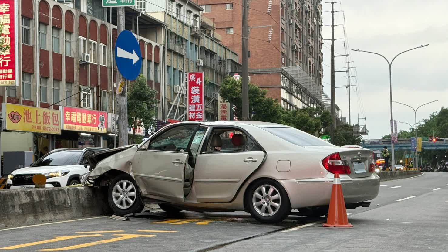 （有片）恐怖瞬間！台灣新北放學時間重大車禍　車輛衝撞路人4人命危