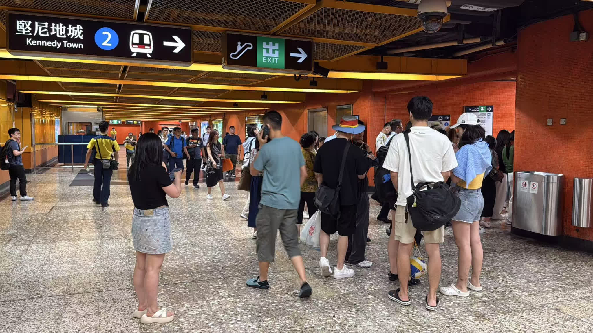 港鐵將軍澳綫列車突冒火光急停　乘客批應變混亂：職員稱「人手不足」