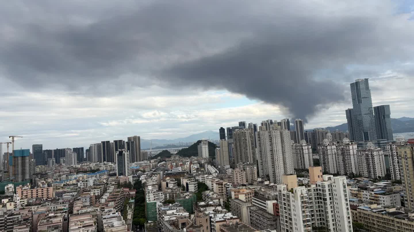 （有片）天水圍三級火焚燒5小時濃煙飄過海　網民呻：深圳灣都聞到味