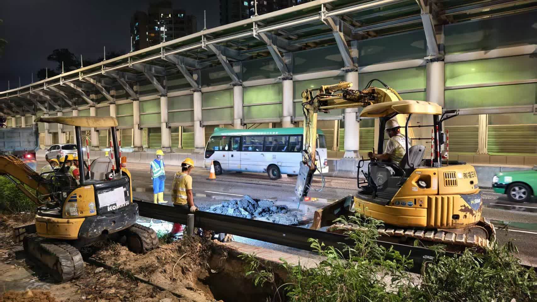 屯門公路爆水管｜水務署：有信心凌晨完成維修　明早解封道路