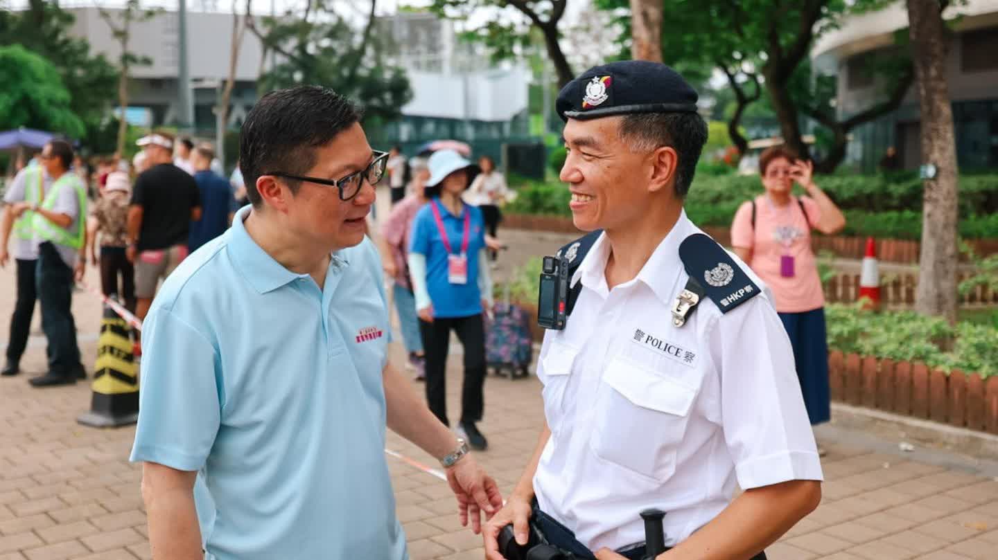 鄧炳強現身家鄉市集撐警隊：「天氣炎熱，比不過家鄉的熱情」