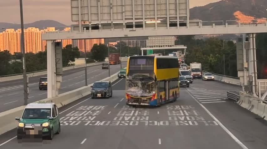 （有片）港深西部公路巴士撼警車釀10傷　1名警員「跳橋」保命傷重送院