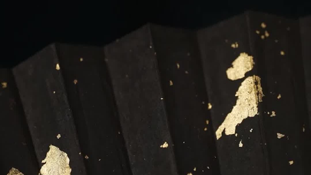 OMG | Black paper fan: 'A fan and half an umbrella'