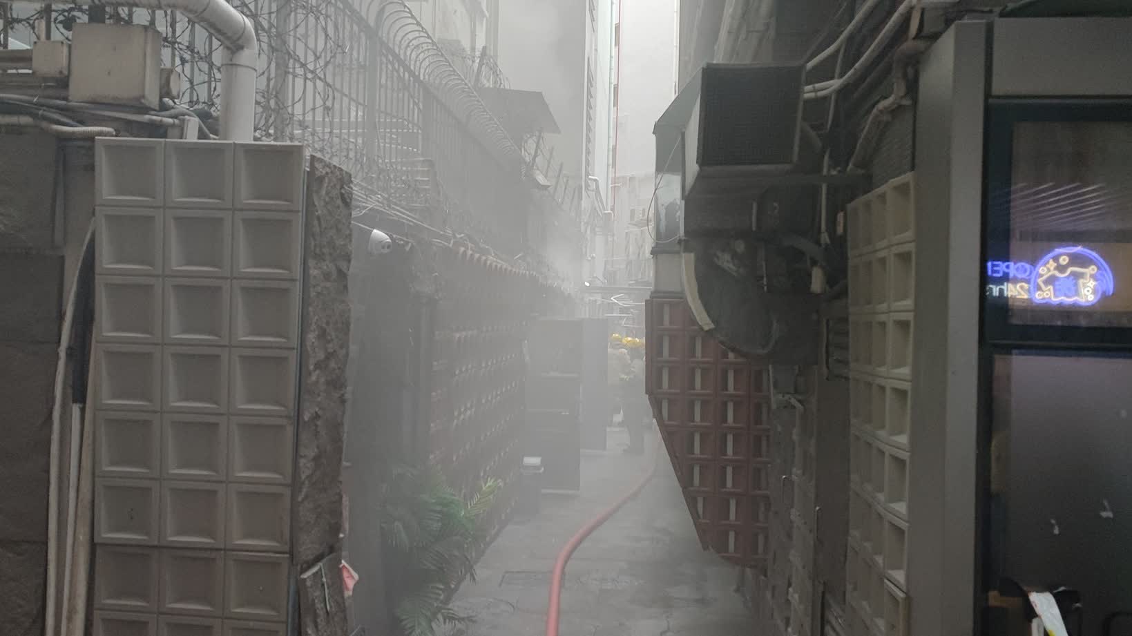 （有片）銅鑼灣利園突發火警　濃煙籠罩街道伴爆炸聲