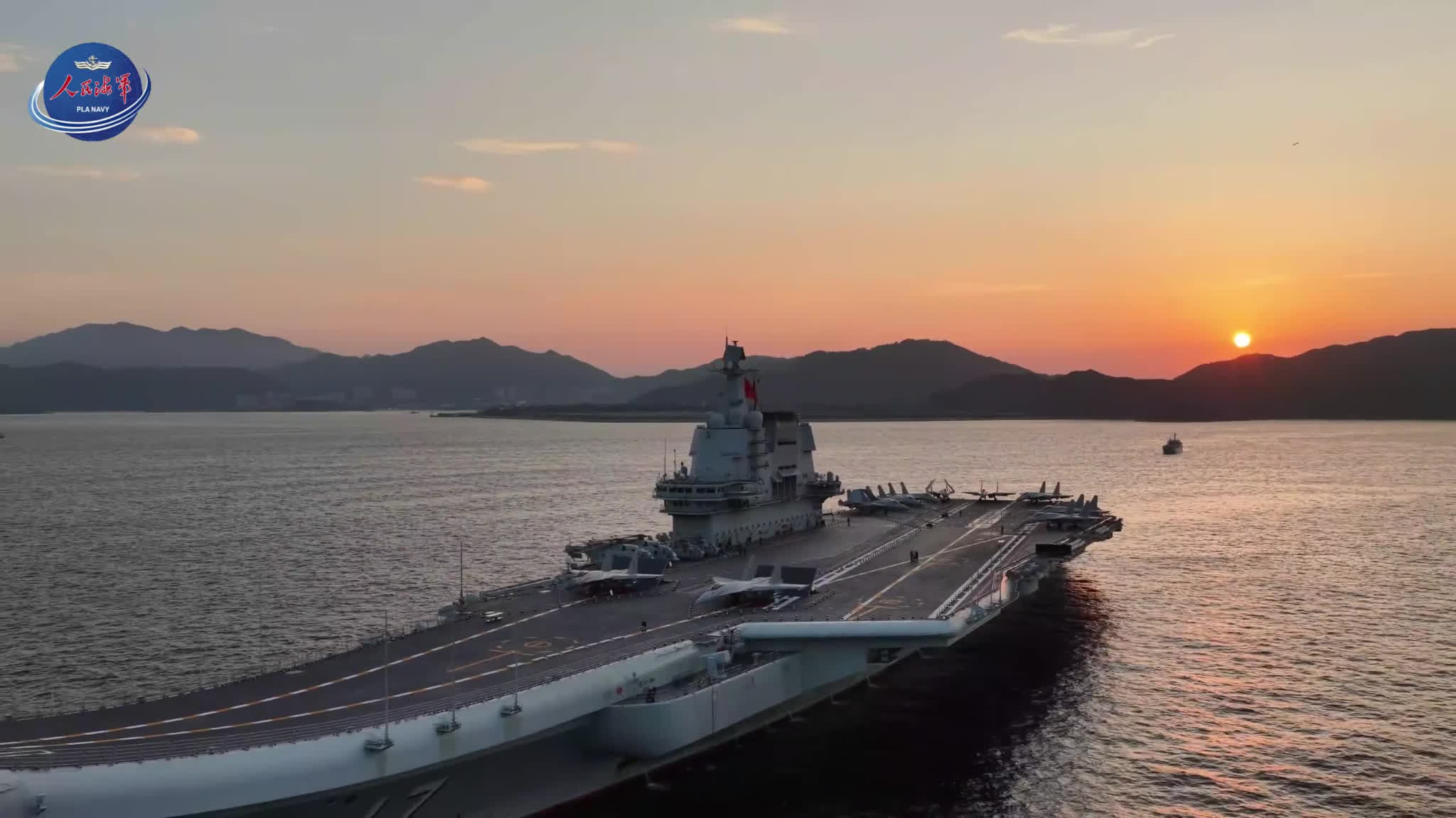 （有片）山東艦夜泊維多利亞港