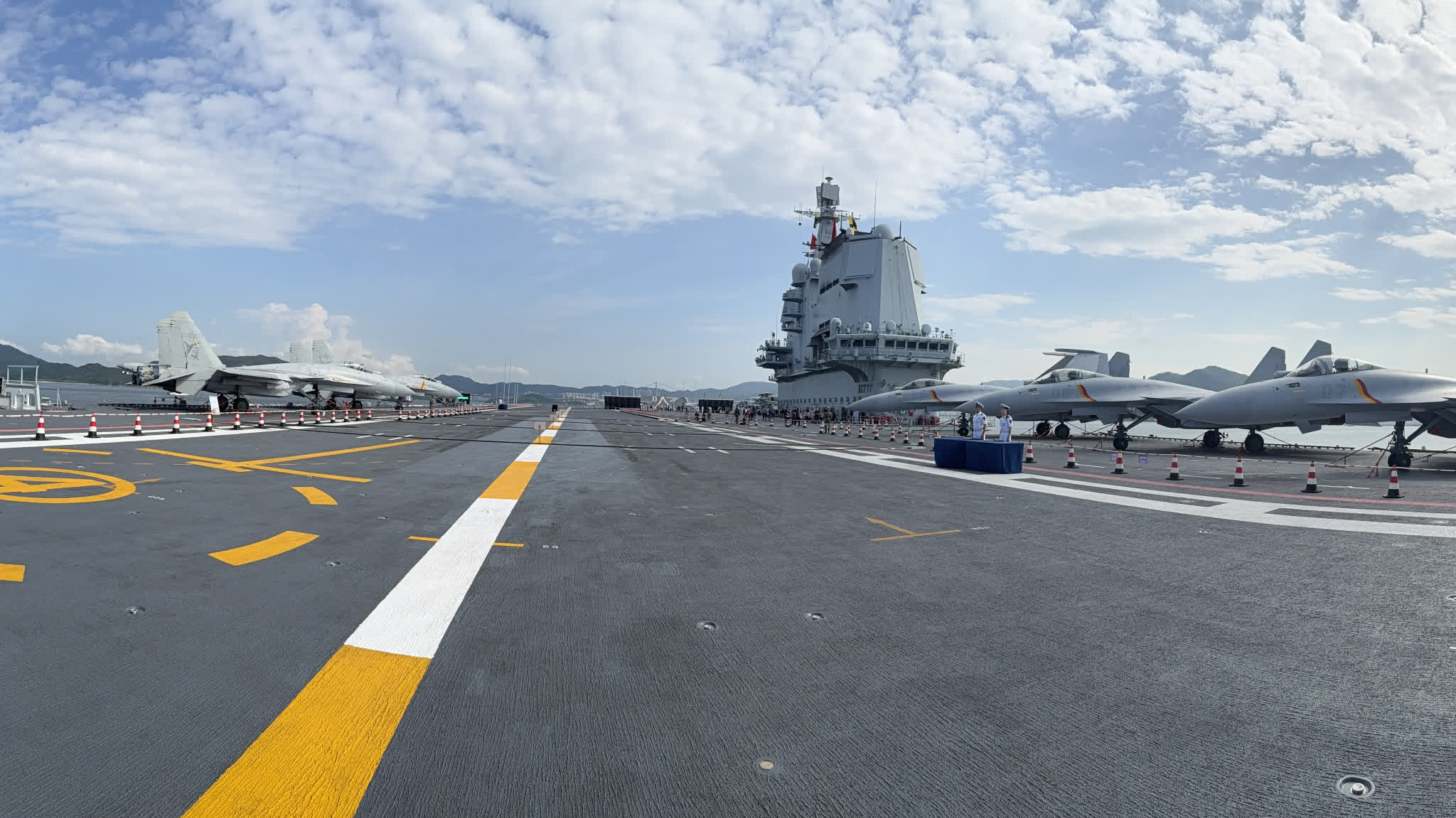 WOW! Enjoy panoramic view of aircraft carrier Shandong
