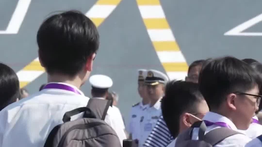（有片）身處山東艦　港生竟說想看南昌艦？