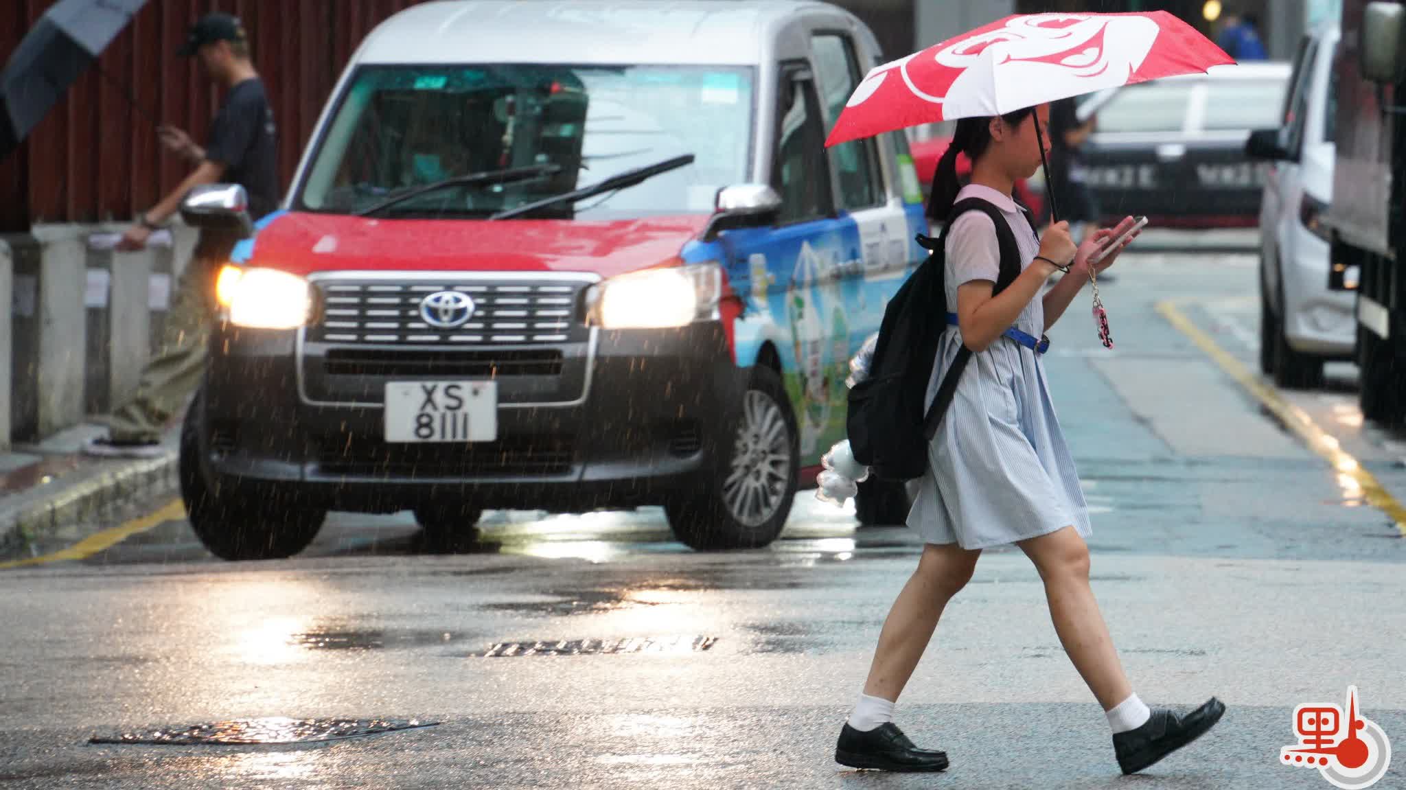 （多圖）紅雨雷暴夾擊　市民擔遮出行
