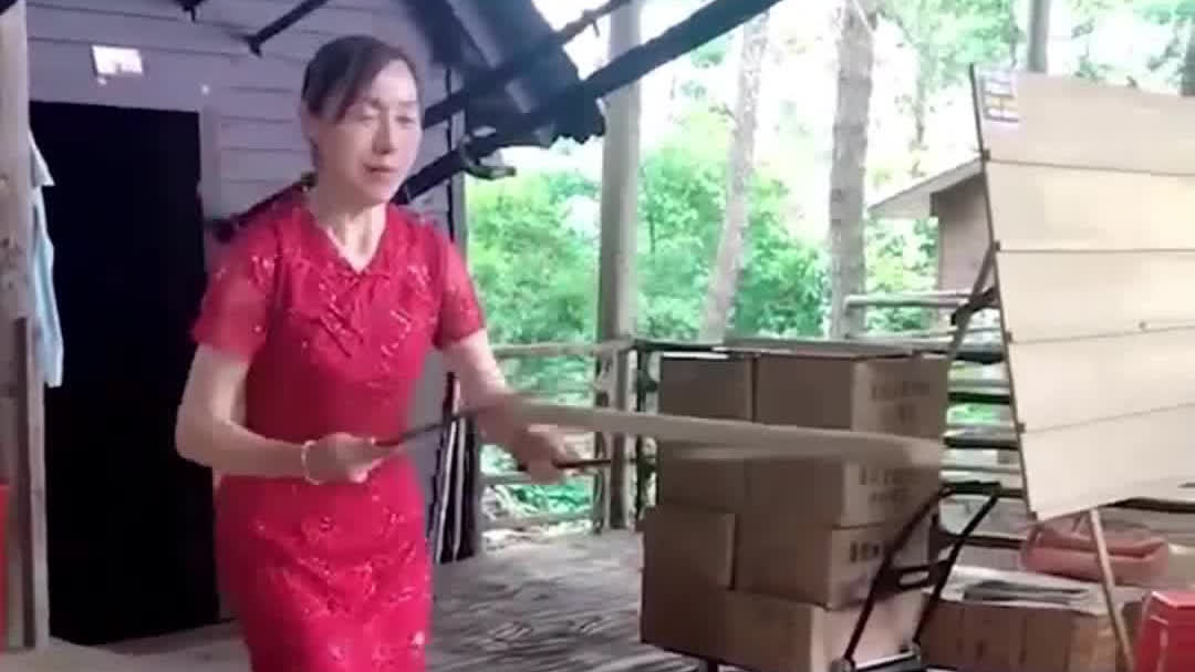 OMG | The sound of ringing bells as colorful silk flutters: Flower stick