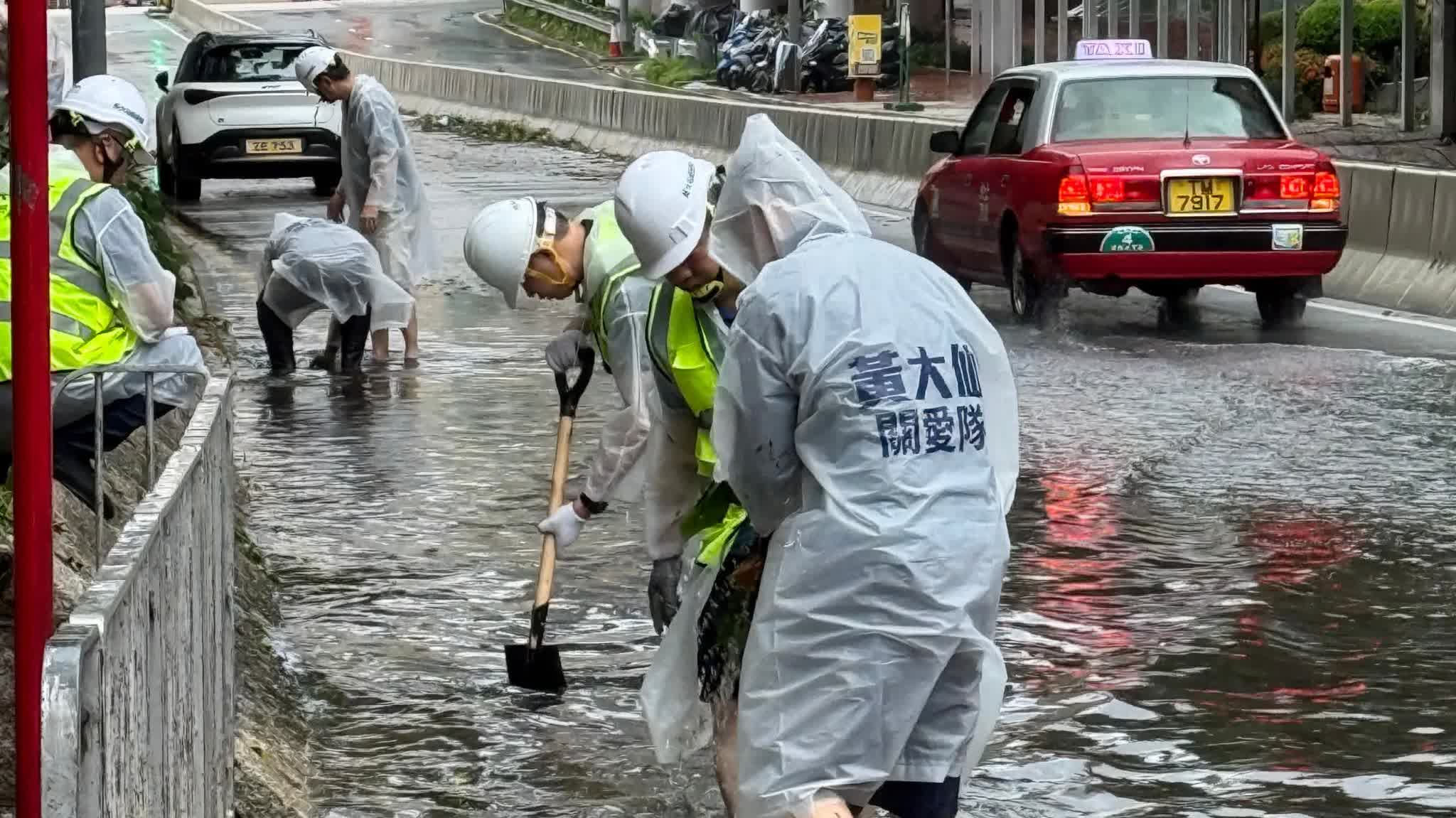 （有片）迎戰暴風雨　他們出動了