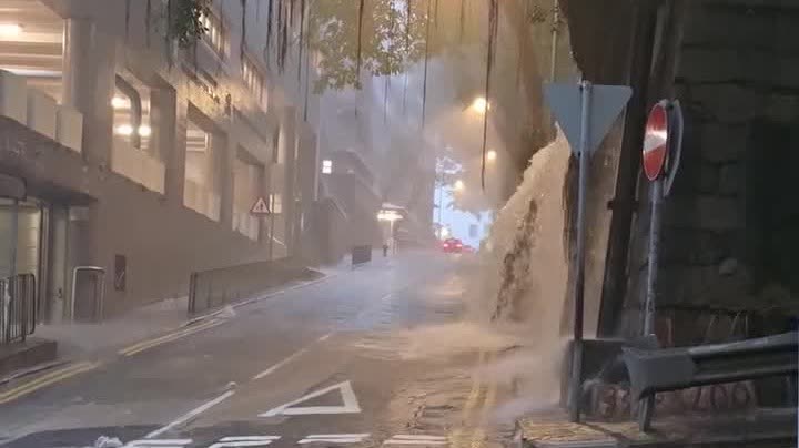 Watch This | Black rainstorm warning: 'Waterfall' appeared in Shau Kei Wan, Sai Ying Pun