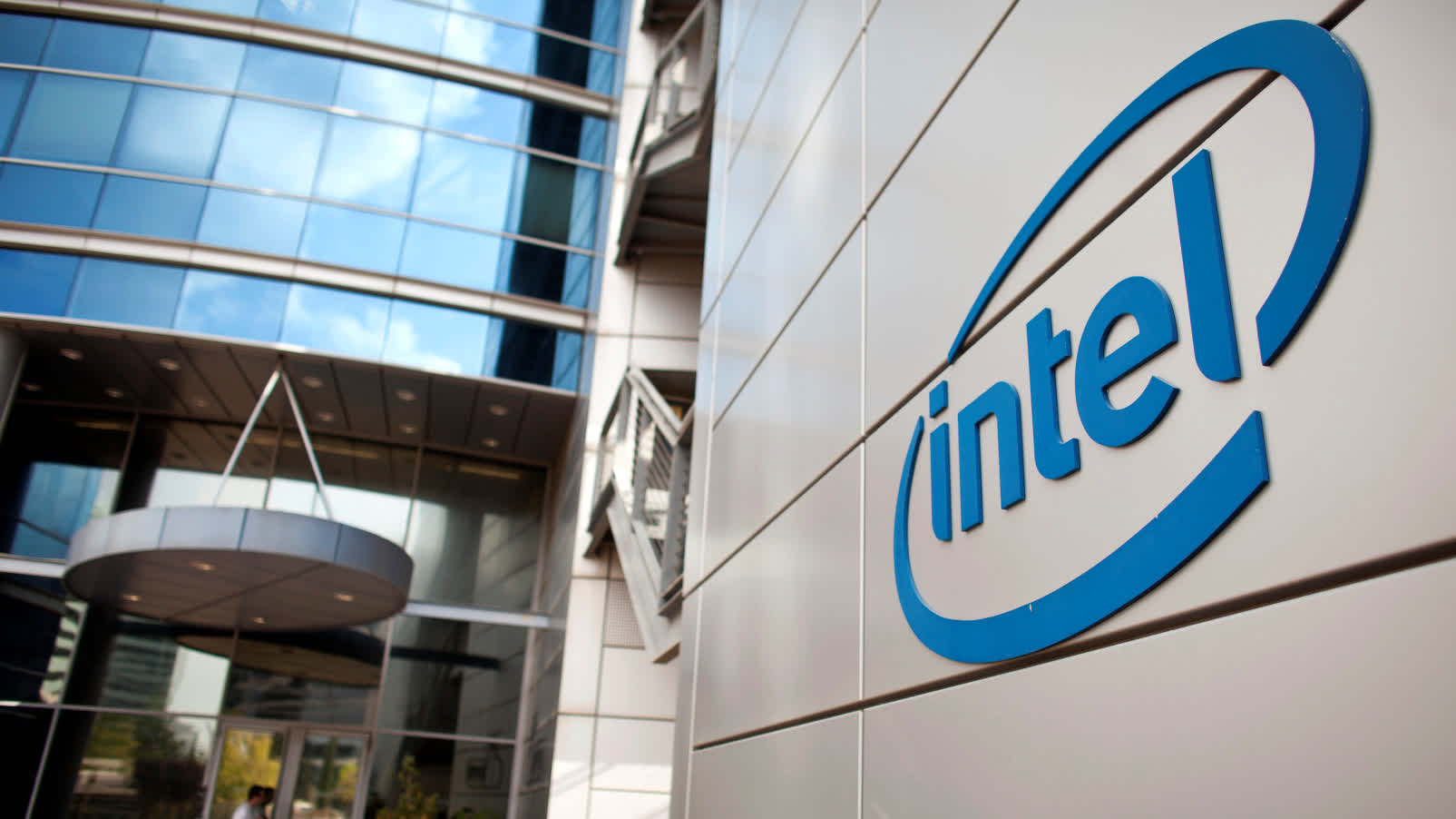 SoftBank invests US$2 bn in Intel: Intel's stock soars 5.6% after hours