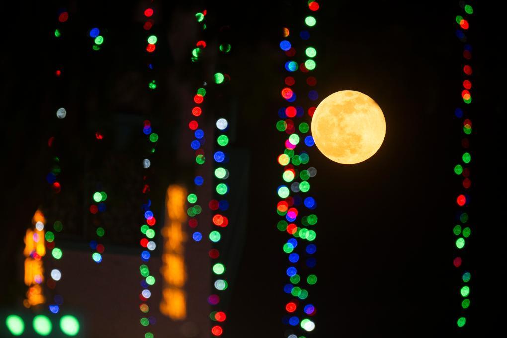 A full moon rises over the sky in Singapore, Oct. 7, 2025. (Xinhua)