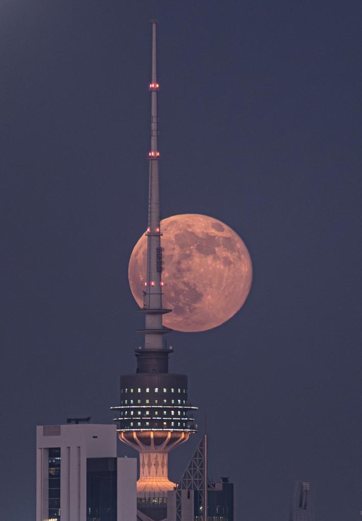 A full moon is seen in Kuwait City, Kuwait, Oct. 7, 2025. (Xinhua)
