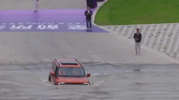 Watch This | China's off-road vehicle makes crossing of Yangtze River