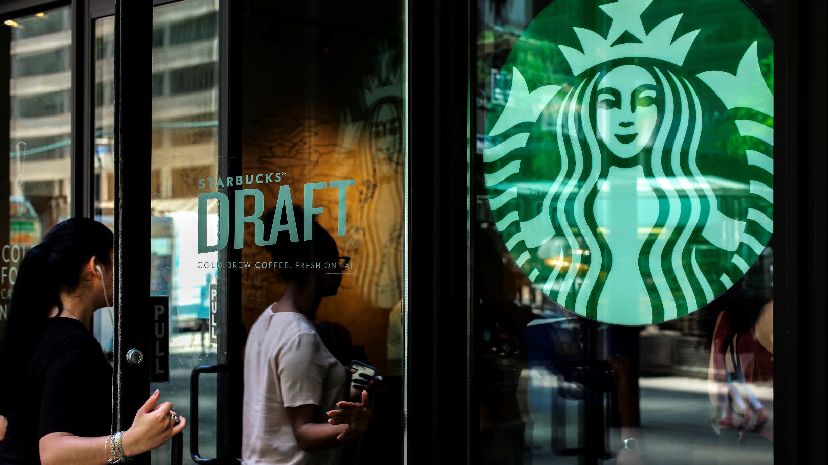 Starbucks teams up with Chinese venture capital for retail expansion