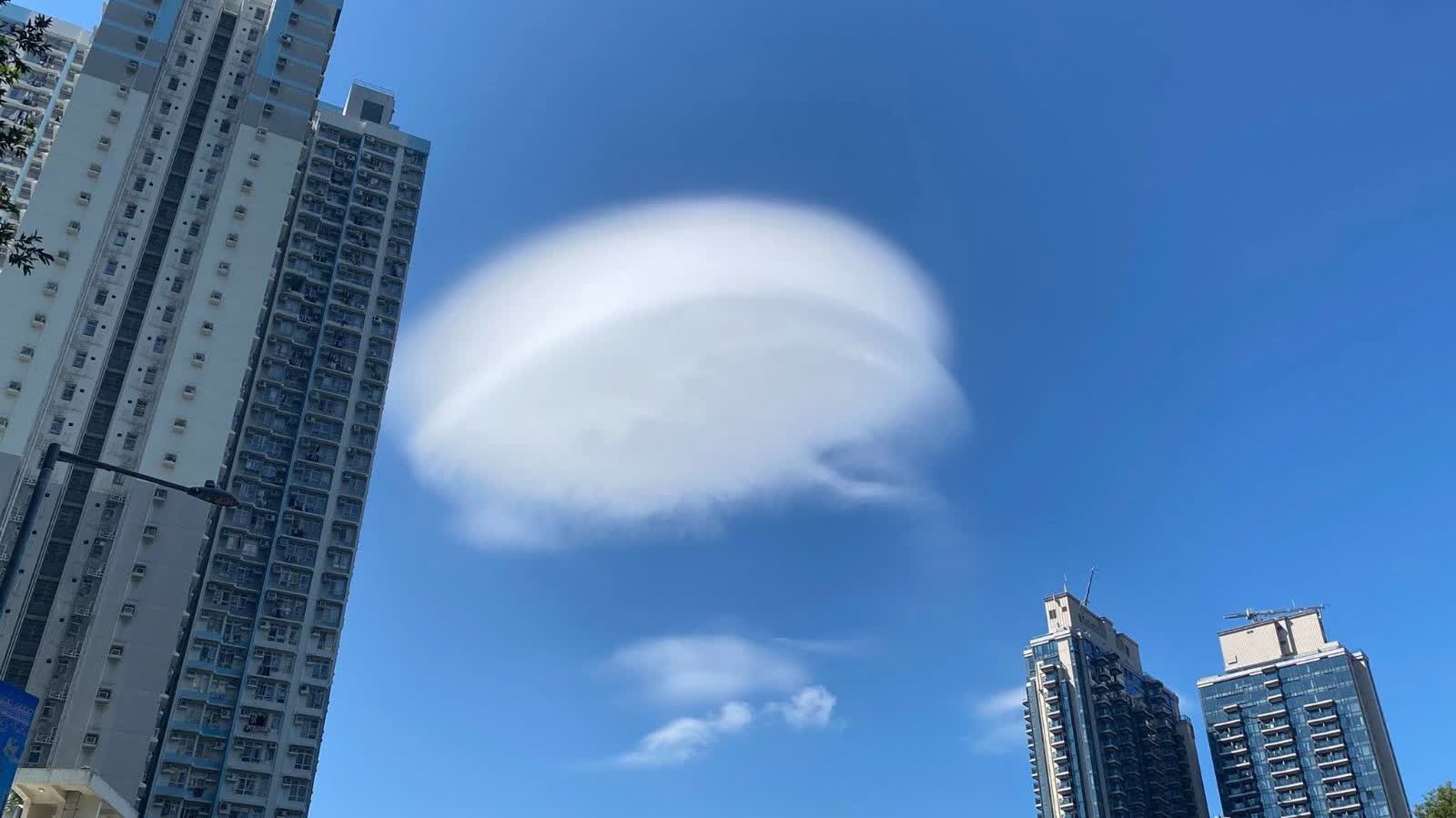'Flying saucer clouds' reappear over Victoria Harbour: Observatory explains they are Lenticular Clouds