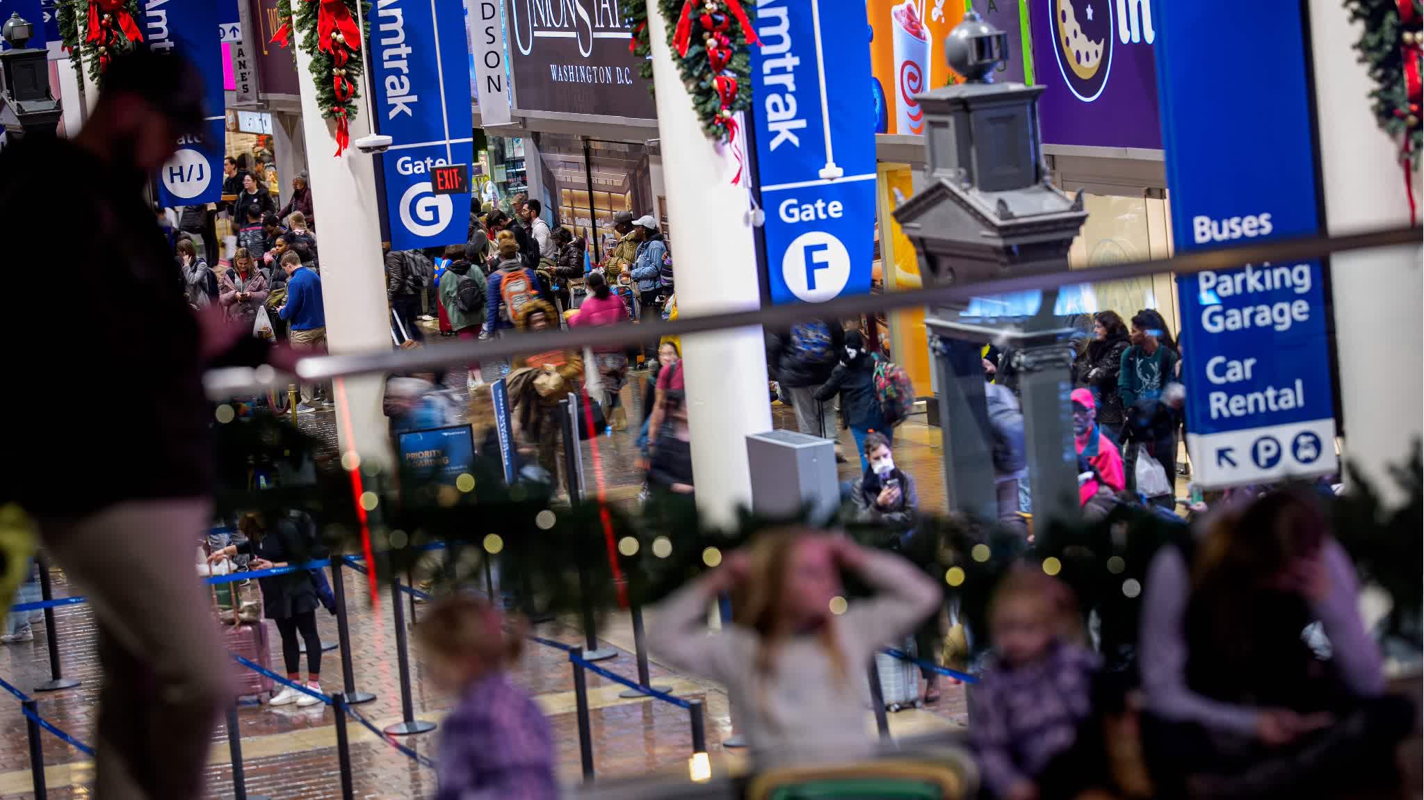 Two-thirds of US expected to face low temperatures and heavy snow, sparking fears of Thanksgiving travel nightmare